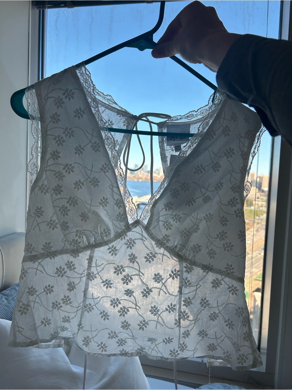 Lightweight Lace Floral V-Neck Women's Camisole - White